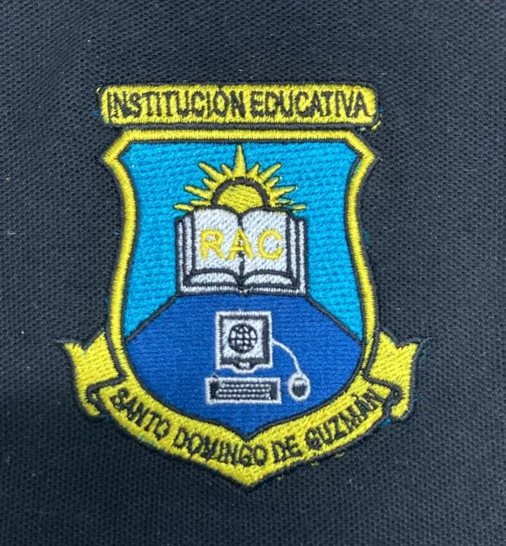 Escudo bordado con contorno definido y texto interior