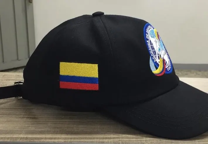 Gorra negra con bandera de Colombia bordada en el panel lateral